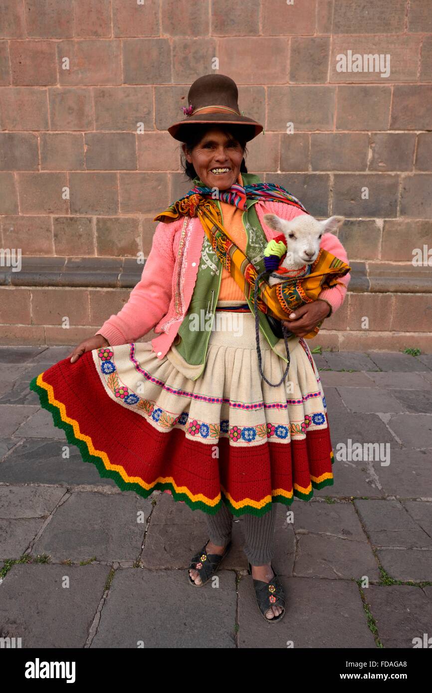 Peruanische Frau in Tracht, Cusco, Peru Stockfoto