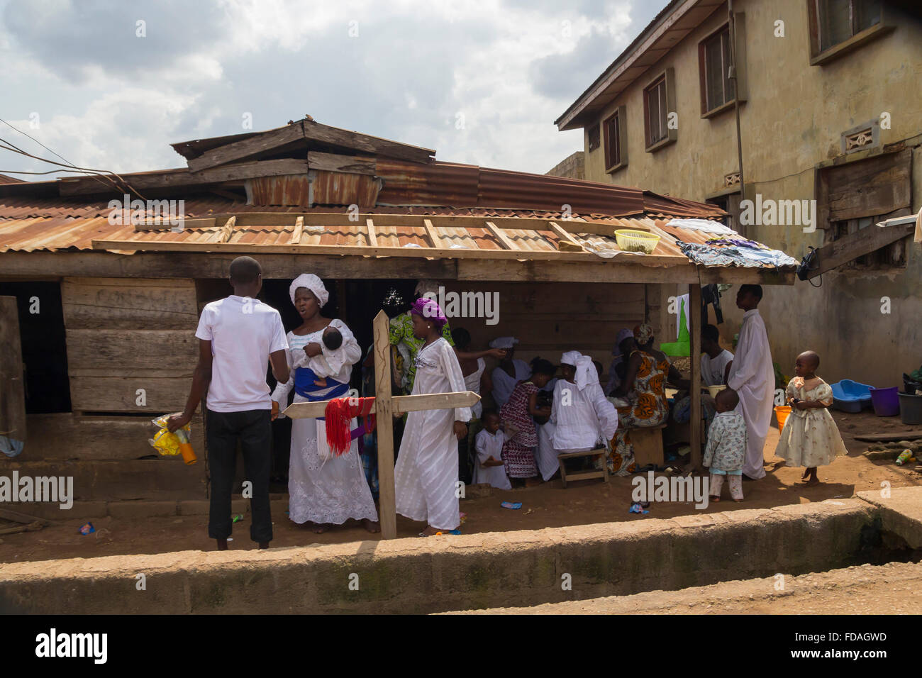 Manche afrikanische Verband weiße Kleidern, in einer religiösen Zeremonie bei der Stadt Akure, Nigeria Stockfoto