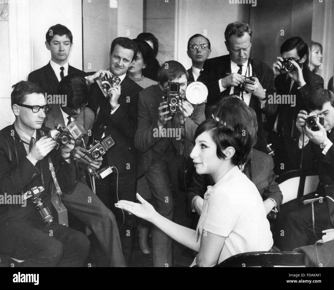 BARBRA STREISAND auf einer Pressekonferenz im Jahr 1968 Stockfoto