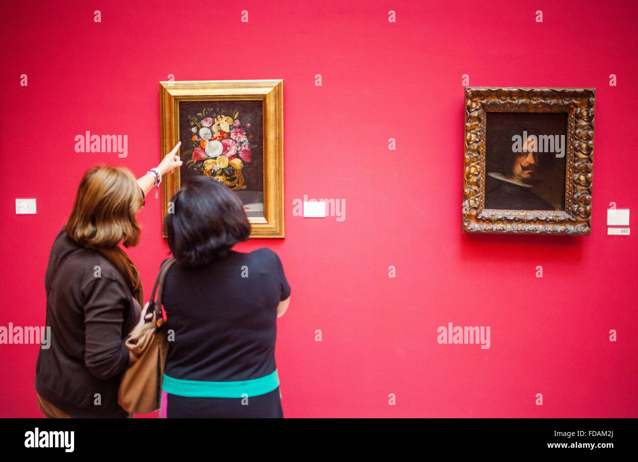 Besucher, die gerade ein Gemälde. Auf der linken Seite "Vase´ von Juan Van Der Hamen. Auf der rechten Seite "selbst Portrait´ von Diego Velazquez (1599-1660). Museu Stockfoto