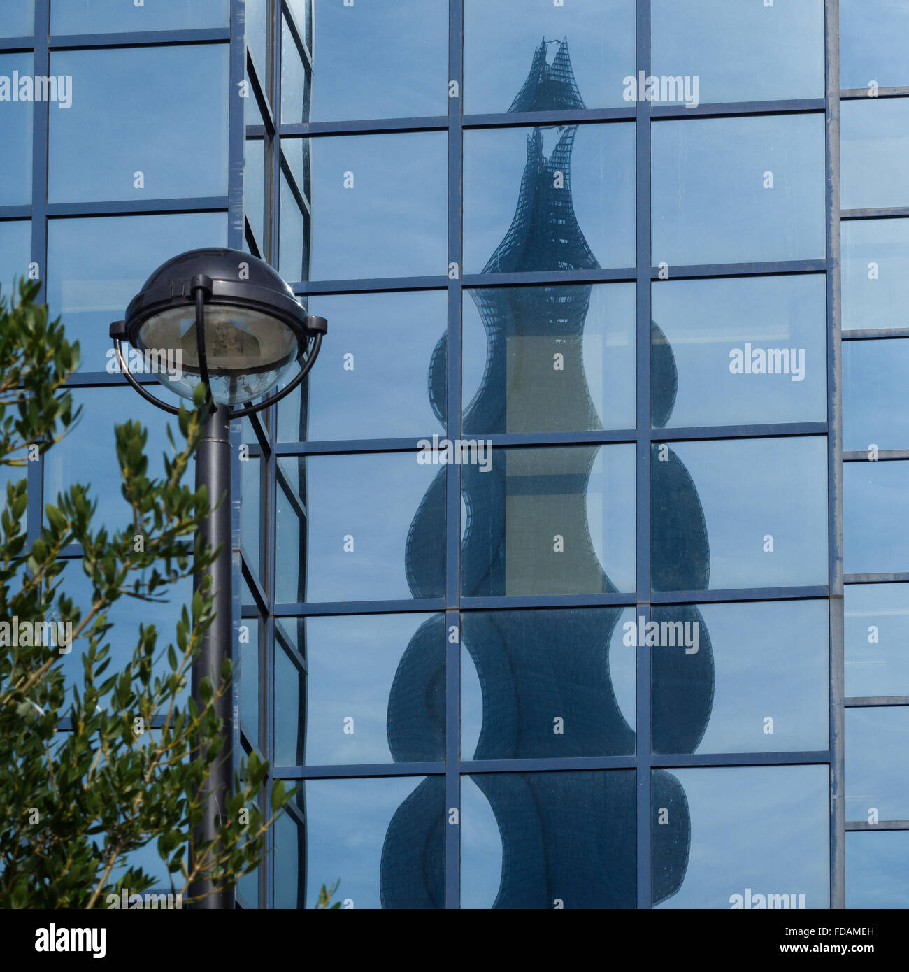 gebrochen spiegelt die Scherbe in Bürohaus Fenstern auf Euston Street London Stockfoto