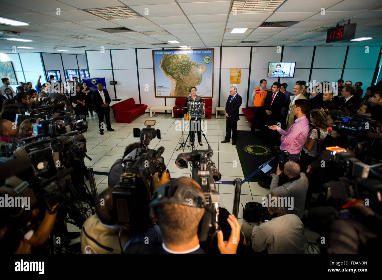 Brasilia, Brasilien. 29. Januar 2016. Brasilien-Präsidentin Dilma Rousseff hält eine Pressekonferenz zur Bekämpfung des Zika-Virus-Ausbruchs am National Center für Risiko- und Katastrophenmanagement 29. Januar 2016 in Brasilia, Brasilien. Rousseff fordert Brasilianer zu helfen Kampf gegen die Ausbreitung des Virus Zika, Geburtsschäden verbunden. Stockfoto