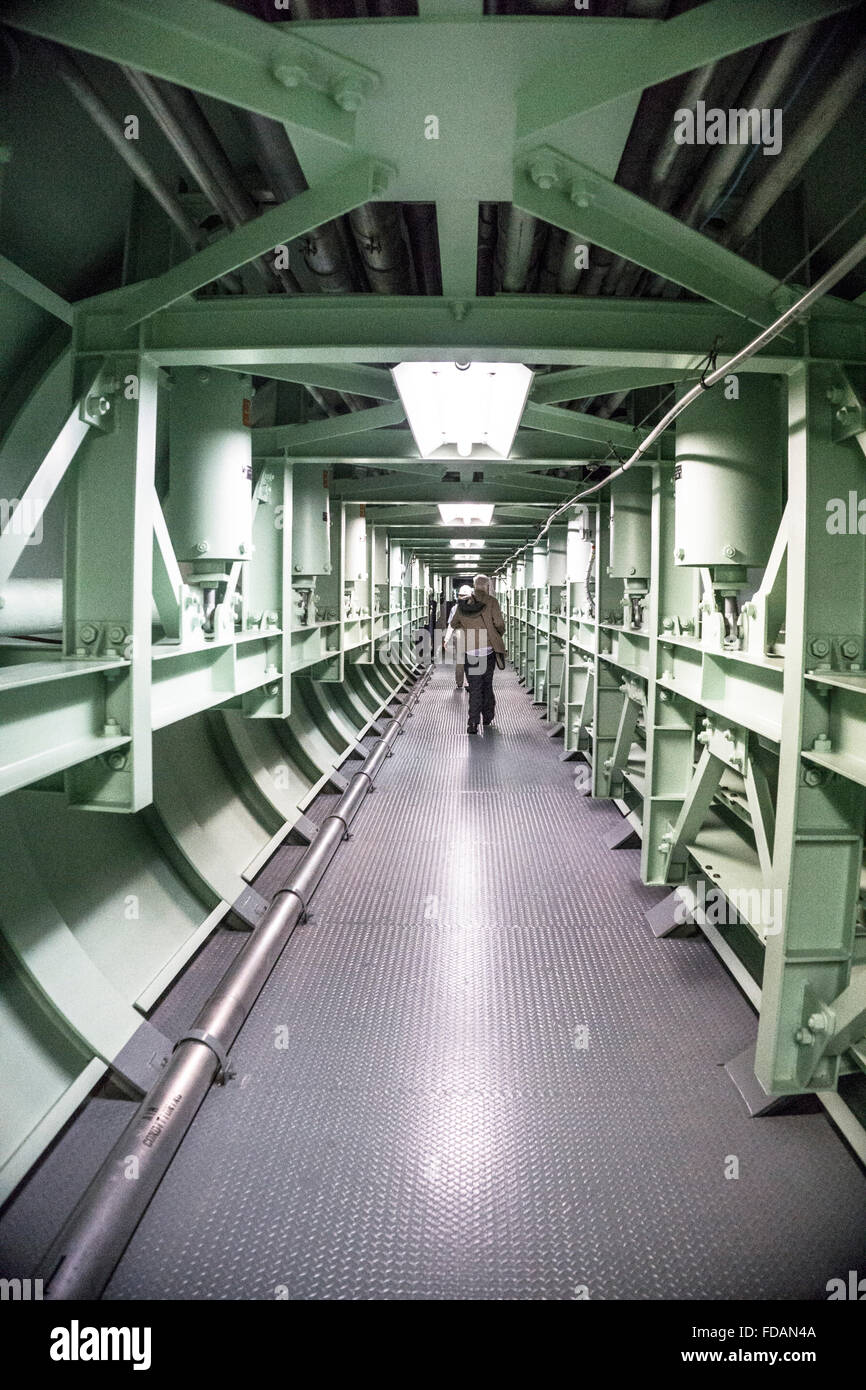 Tour Besucher passieren unheimliche Stahl gerahmte unterirdischen röhrenförmigen Tunnel, der Raketensilo mit Launch Control center Stockfoto
