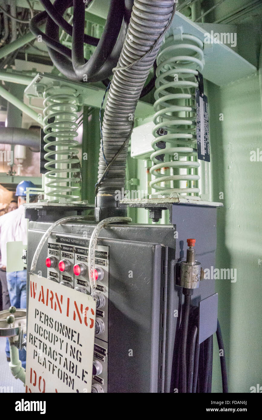 Warnung, dass Lichter Wartungsbühnen beraten muss nicht zurückgezogen werden, wenn belegt, riesige Federn gegen Start Vibrationen schützen Stockfoto