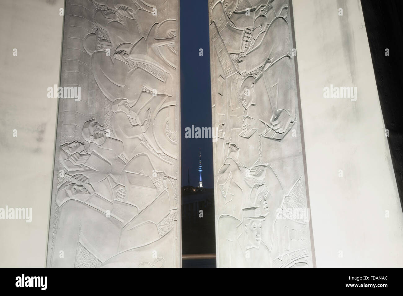 Detail der Korea-Krieg-Denkmal mit N Seoul Tower, Dämmerung, Krieg-Denkmal von Korea, Seoul, Südkorea Stockfoto