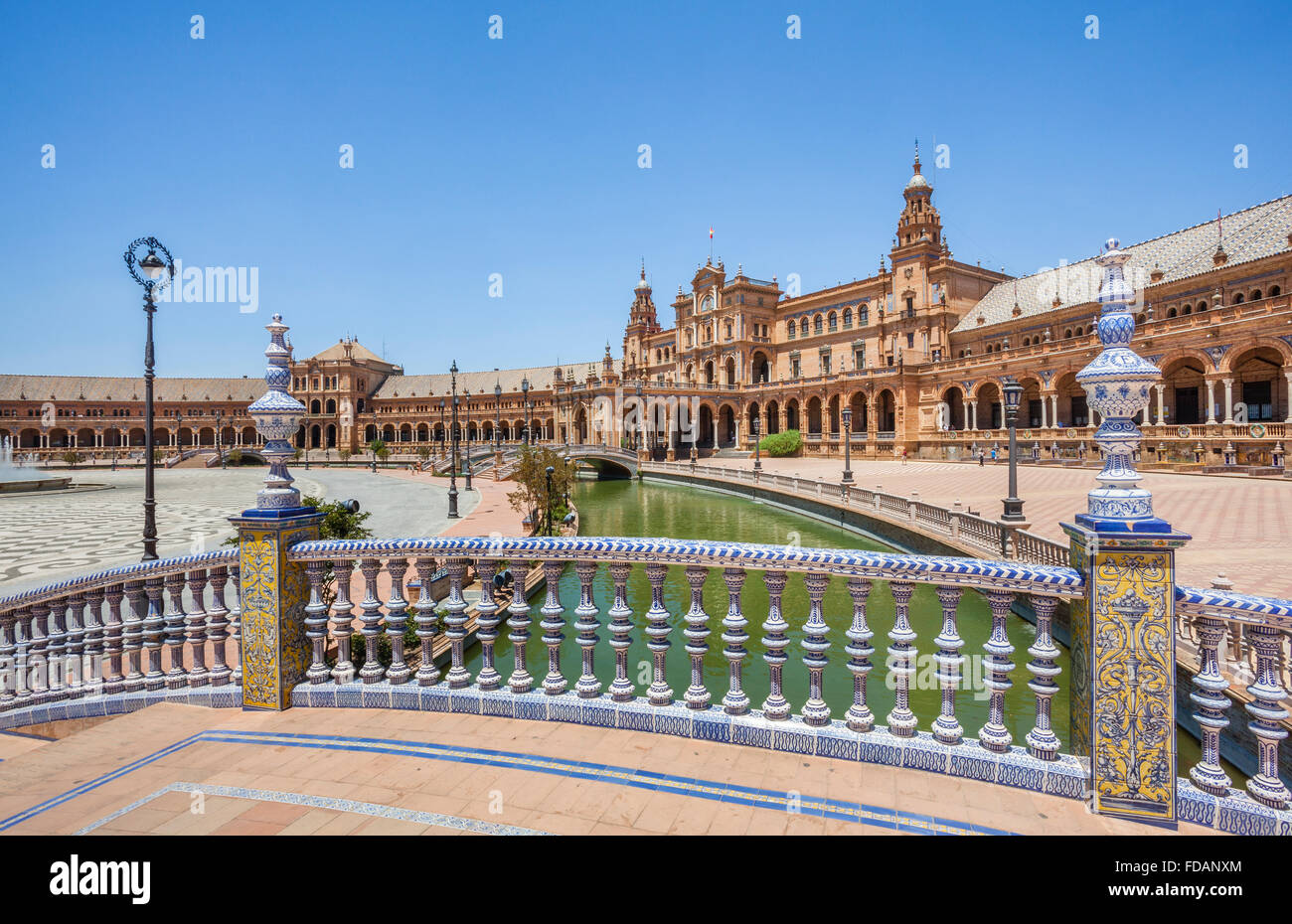 Spanien, Andalusien, Provinz Sevilla, Sevilla, Plaza de Espana, der Graben und Brücken und das zentrale Gebäude anzeigen Stockfoto