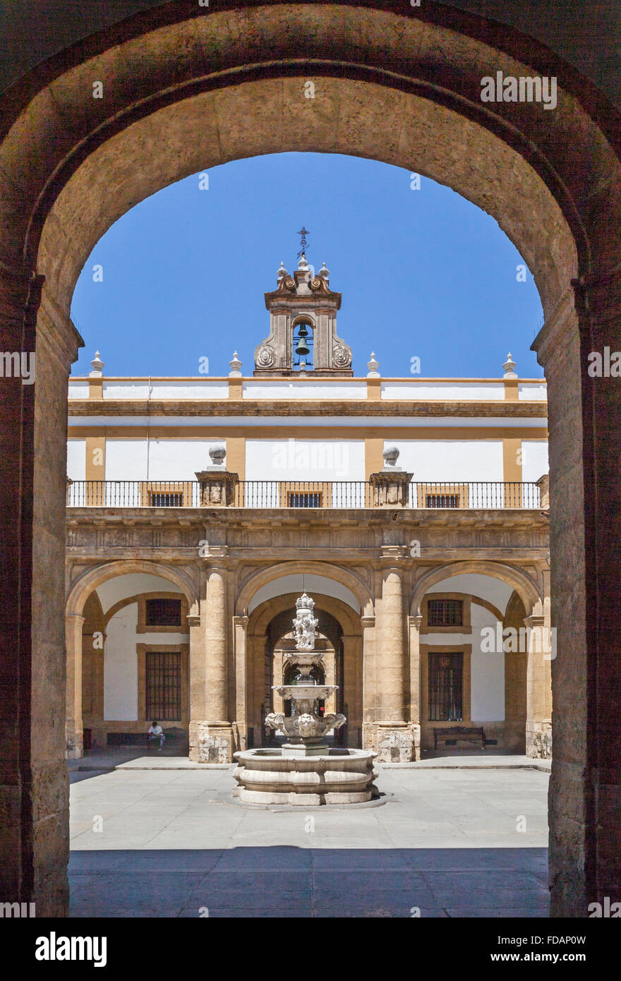 Spanien, Andalusien, Provinz Sevilla, Sevilla, Ehrengerichtshof an das Rektorat-Gebäude der Universität von Sevilla Stockfoto