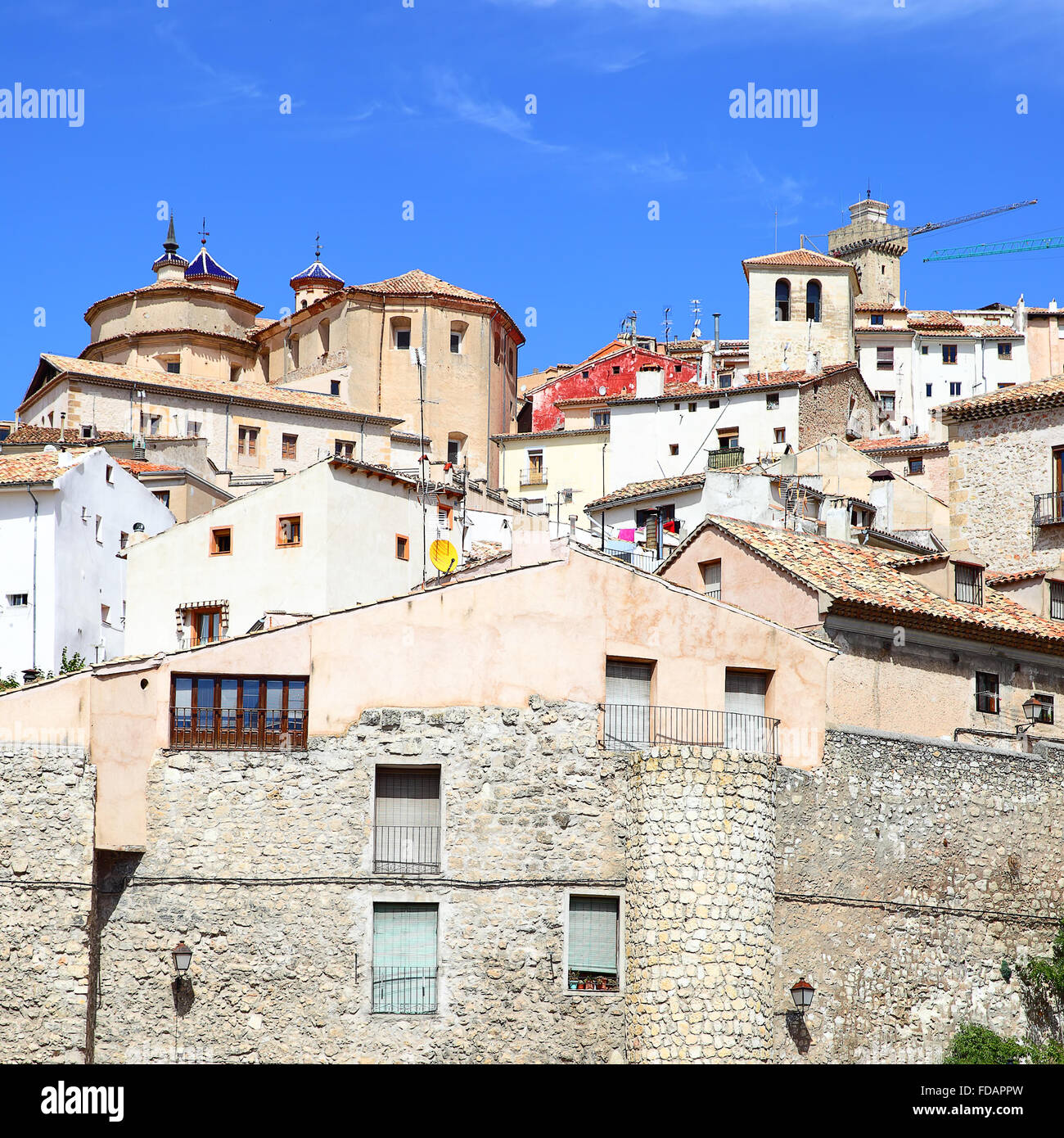 Häuser am Hang in Cuenca, Spanien. Stockfoto