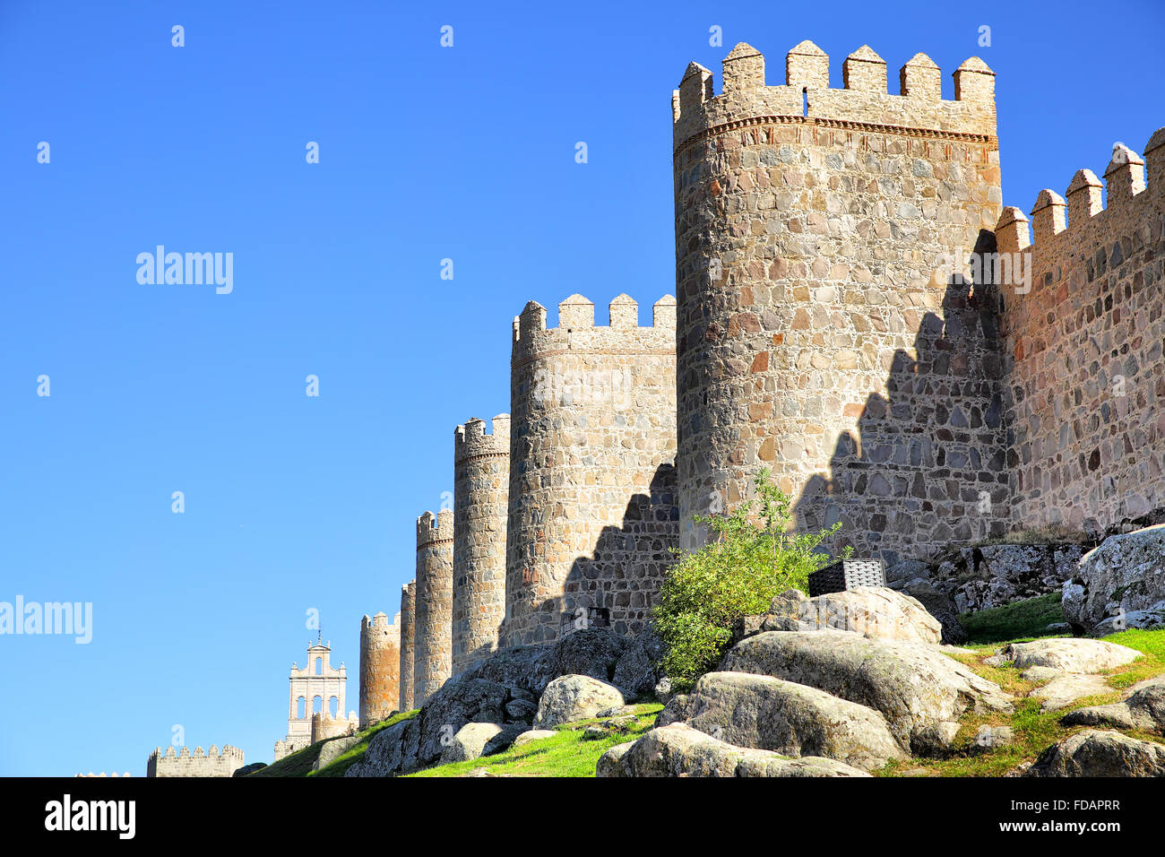 Perspektive der mittelalterlichen Stadtmauer von Avila, Spanien Stockfoto