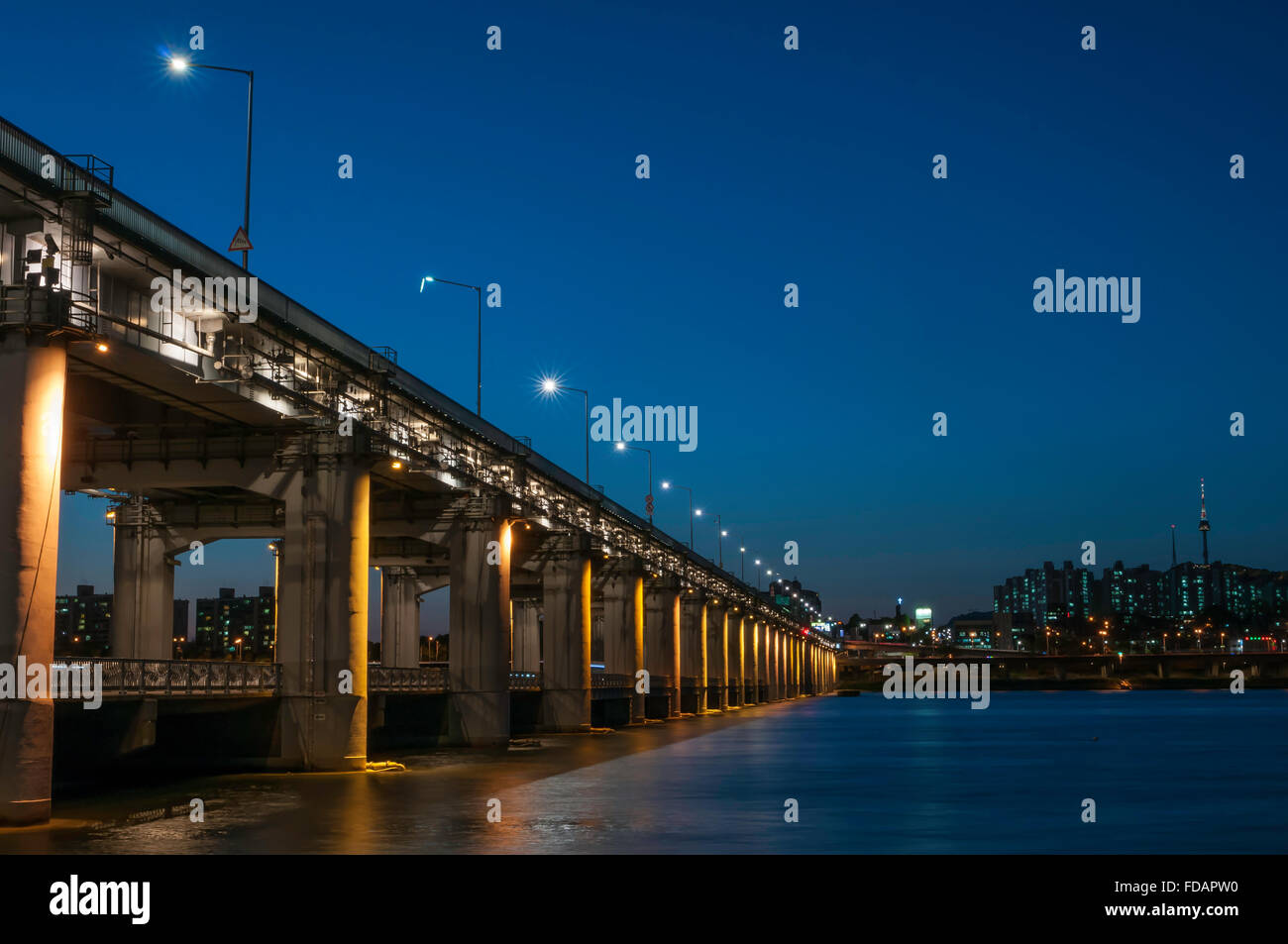 Banpo-Brücke, Han-Fluss, Seoul, Südkorea, in der Dämmerung mit der N Seoul Tower in der Ferne Stockfoto