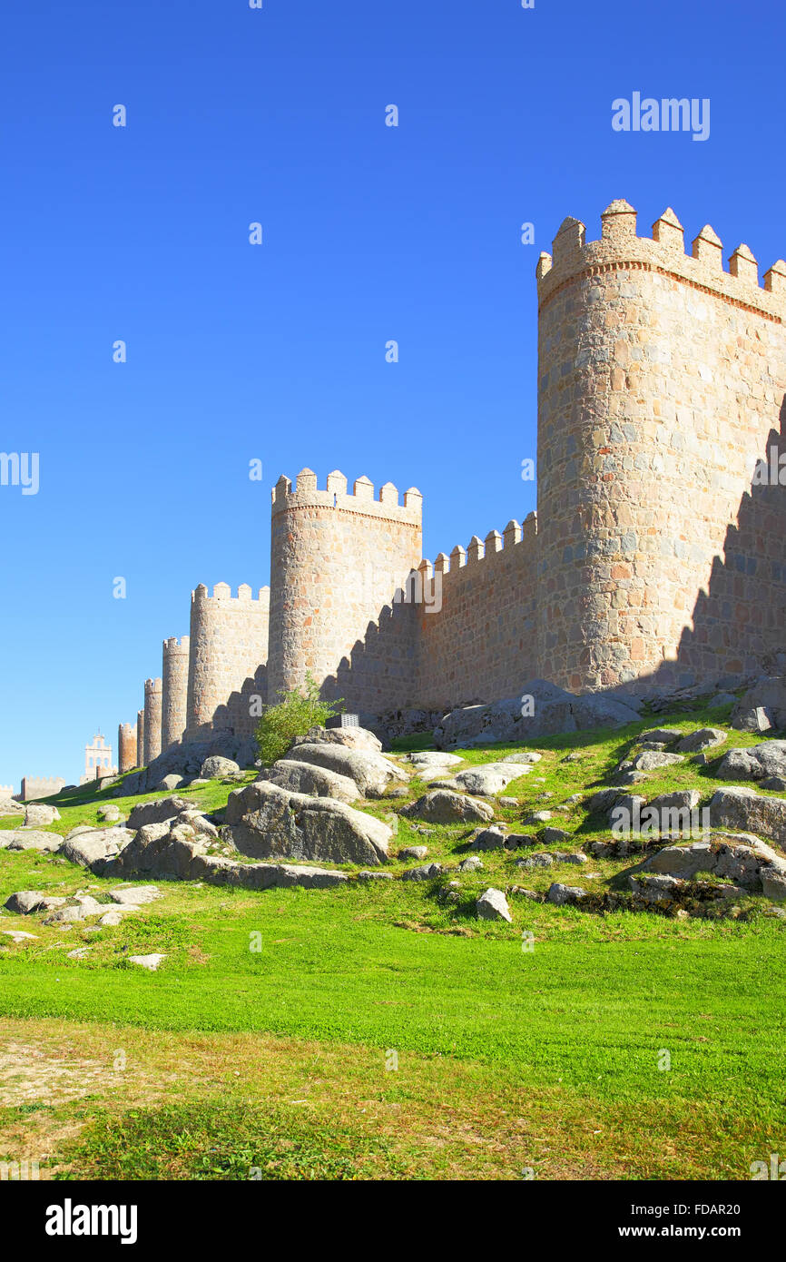 Perspektive der mittelalterlichen Stadtmauer von Avila, Spanien Stockfoto
