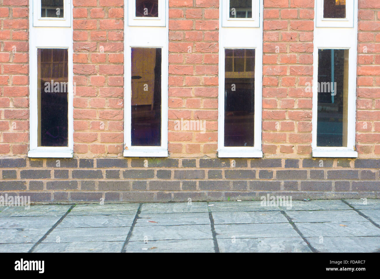 Teil der Wand eines städtischen Gebäude mit hohen Fenstern Stockfoto