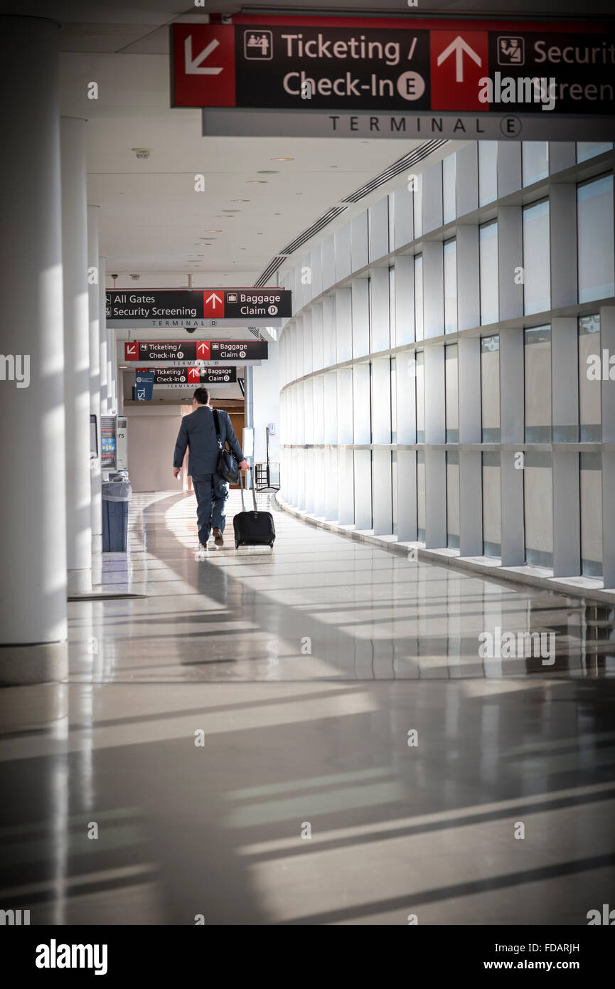 Geschäftsreisende in Philadelphia International Airport Stockfoto