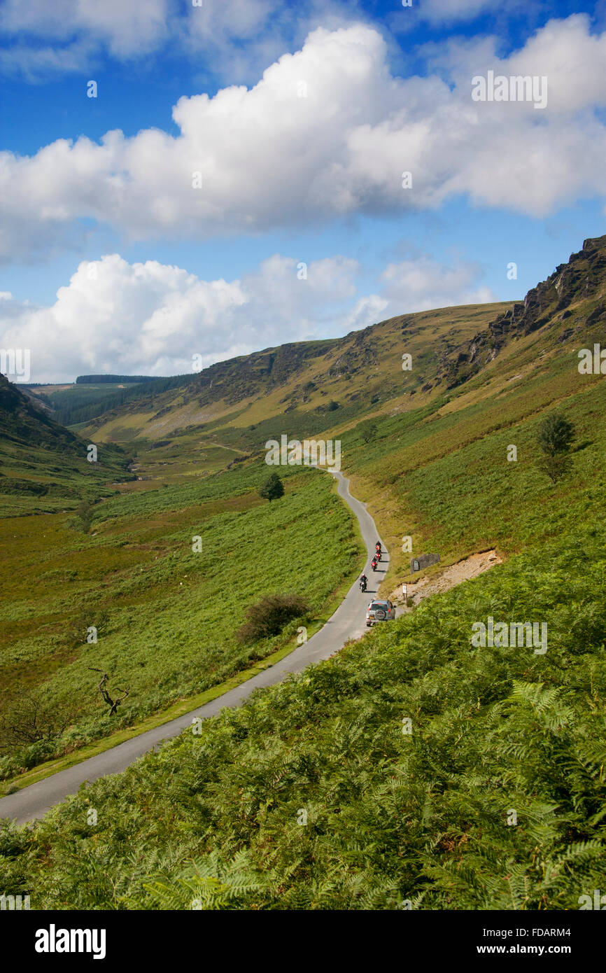 Abergwesyn abgelegenen Bergregionen Passstrasse durch Irfon Valley Cambrian Mountains Powys Mid Wales UK Gruppe von Motorradfahrern vorbei Stockfoto