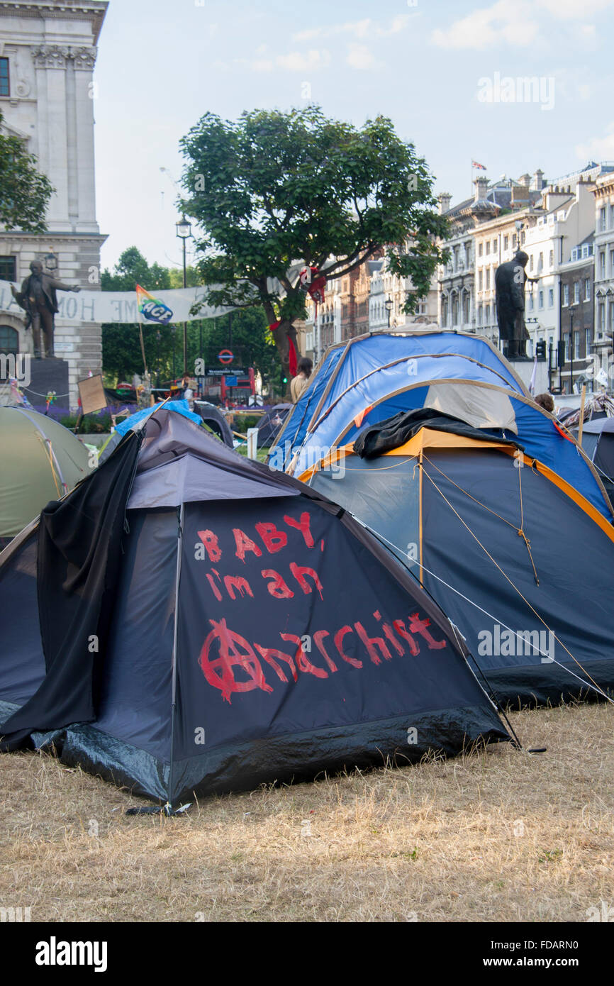 Zelt mit "Baby, ich bin ein Anarchist" geschrieben am Exterioe außerhalb der Demokratie Dorf Protest im Parlament Square Westminster Stockfoto