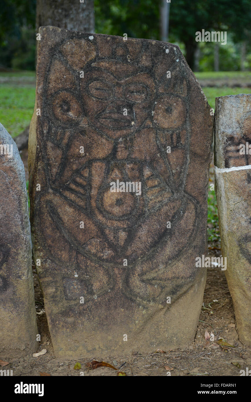 Felsen mit Petroglyphen in Caguana Eingeborene zeremonielle Mitte geschnitzt. Utuado, Puerto Rico. Karibik-Insel. US-Territorium. Stockfoto