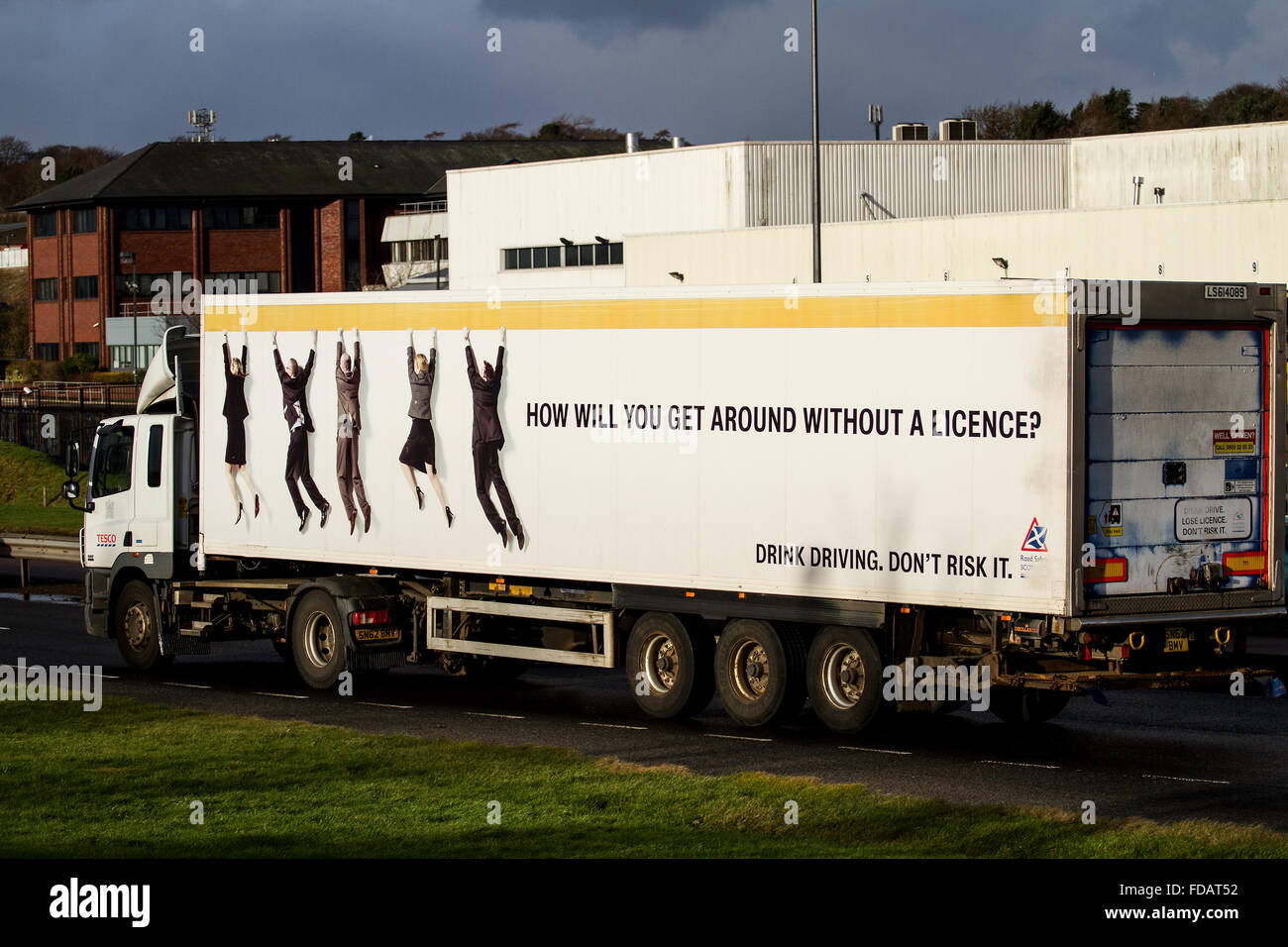 Ein Tesco-LKW mit einem "trinken fahren Anzeige" auf der Seite der Anhänger Reisen entlang der Schnellstraße in Dundee, Großbritannien Stockfoto