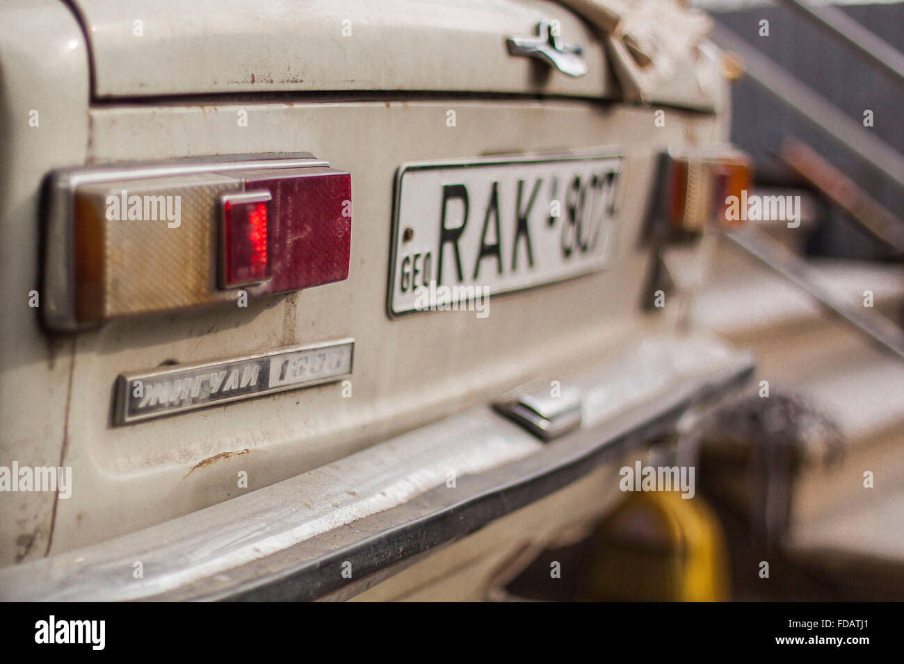 Georgische Nummernschild in einem sowjetischen Zhiguli Auto. Stockfoto