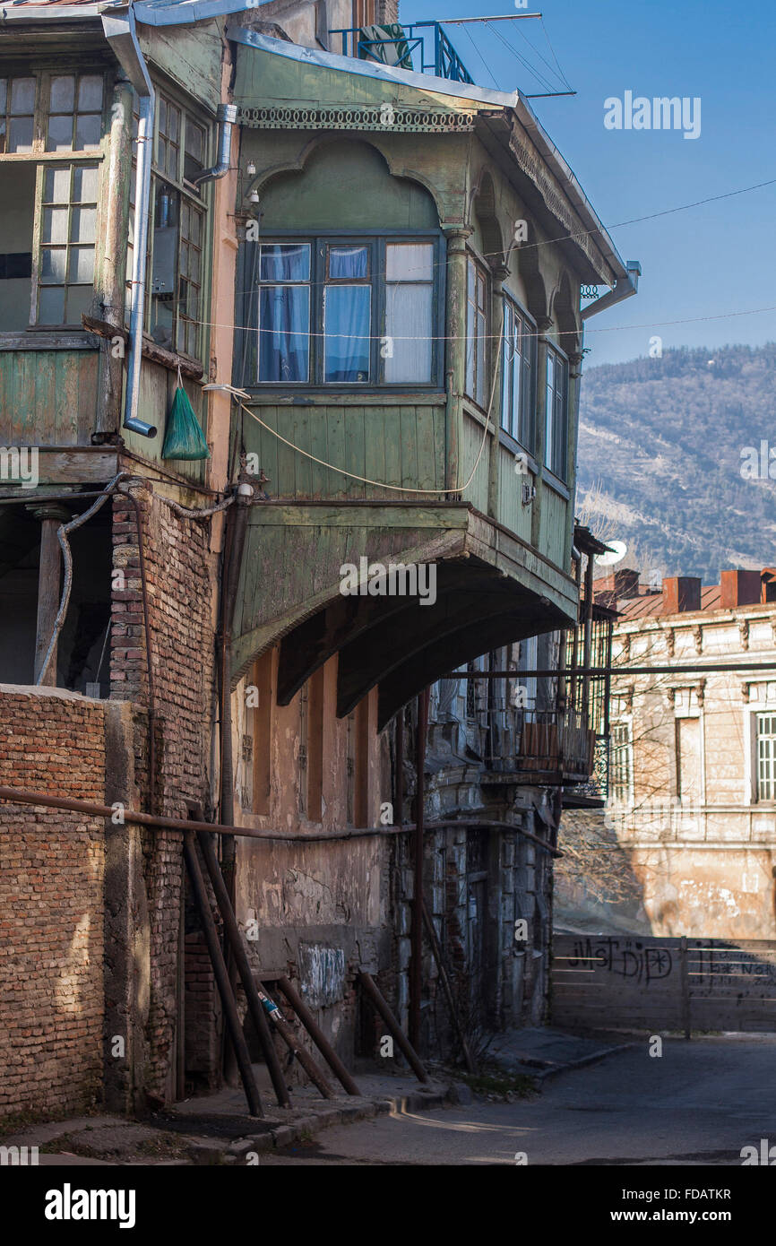 Holzbalkon eines Gebäudes in der alten Straße in Tiflis, Georgien. Stockfoto