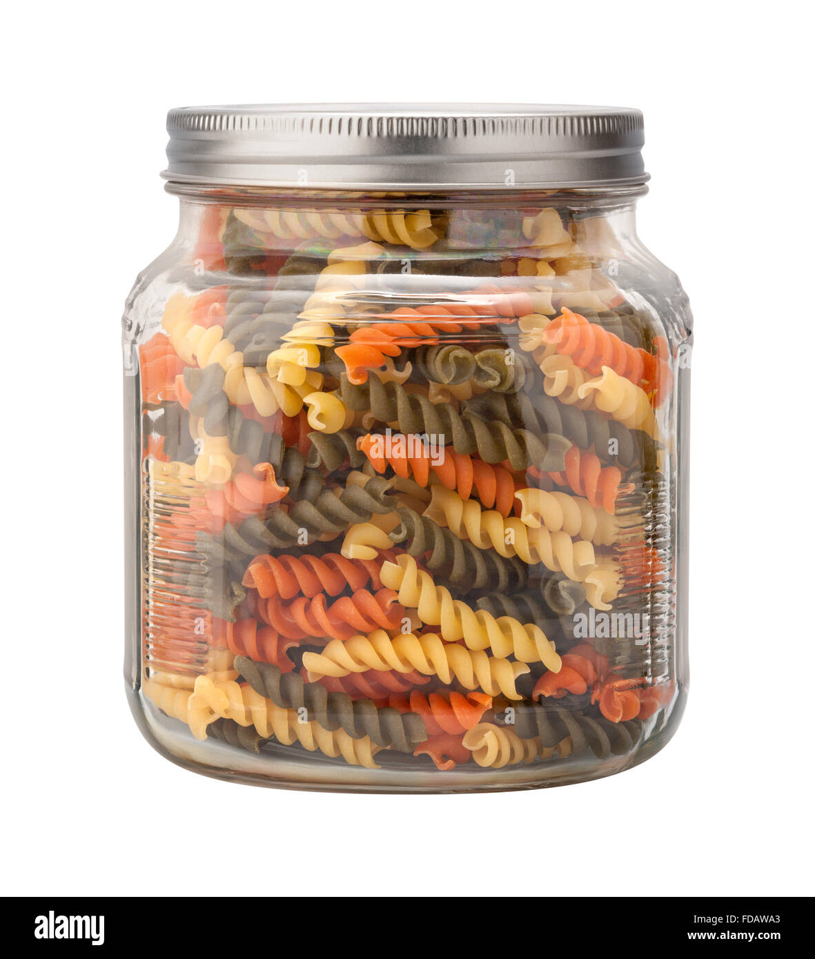 Regenbogen Rotini Pasta in einem Glas. Das Bild zeigt einen Ausschnitt isoliert auf einem weißen Hintergrund. Stockfoto