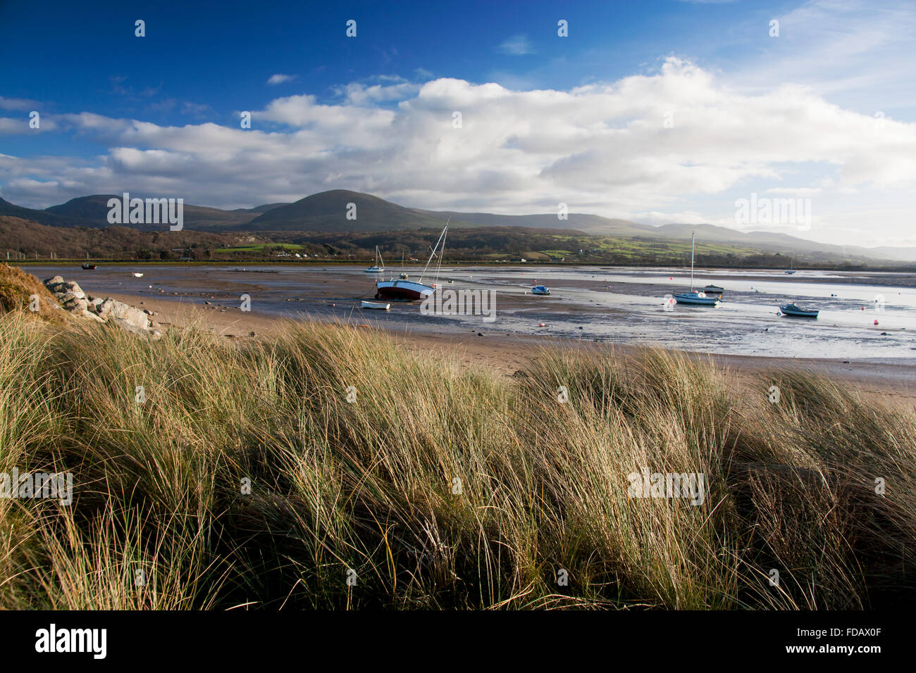 Llandanwg Strand Dünen Dünengebieten Gräser Mündung und Boote in Rhinog Winterbergen hinter Cardigan Bay Küste Gwynedd Mid Wales UK Stockfoto