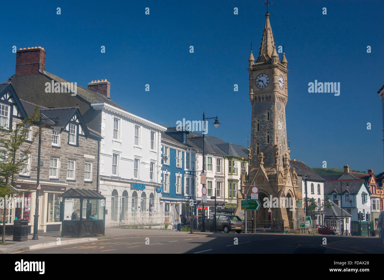 Machynlleth Clock Tower und wichtigsten Straße Powys Mid Wales UK Stockfoto