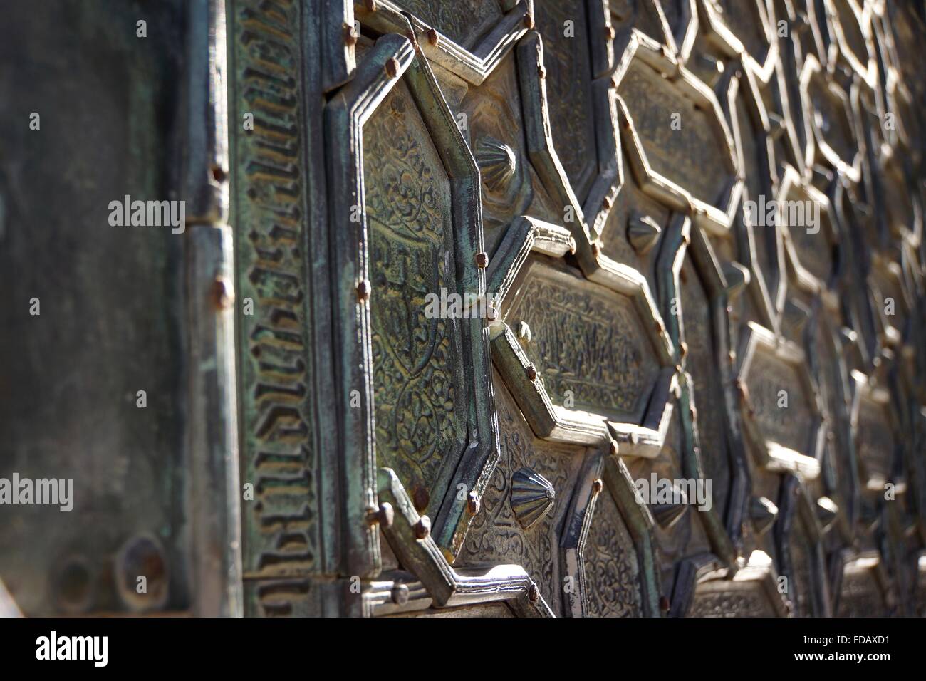 Schatten und Licht werfen auf ein Detail der Messing Tür Cordoba Kathedrale mit muslimischen und christlichen Einflüssen. Stockfoto