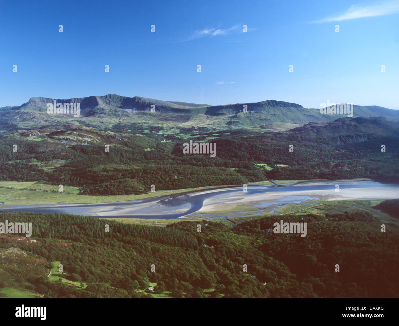 Cadair Idris massiv und Penygadair Gipfel mit Mawddach Fluss Tal und Wald im Vordergrund Luftbild Snowdonia-Nationalpark Stockfoto