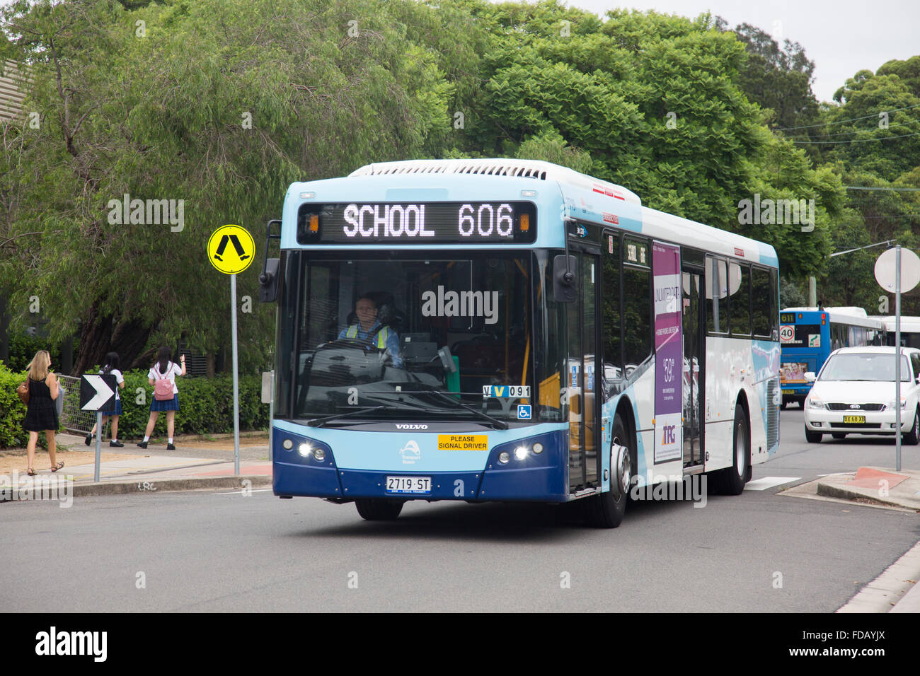 School Bus kommt an einem Gymnasium Sydney in New South Wales, Australien Stockfoto