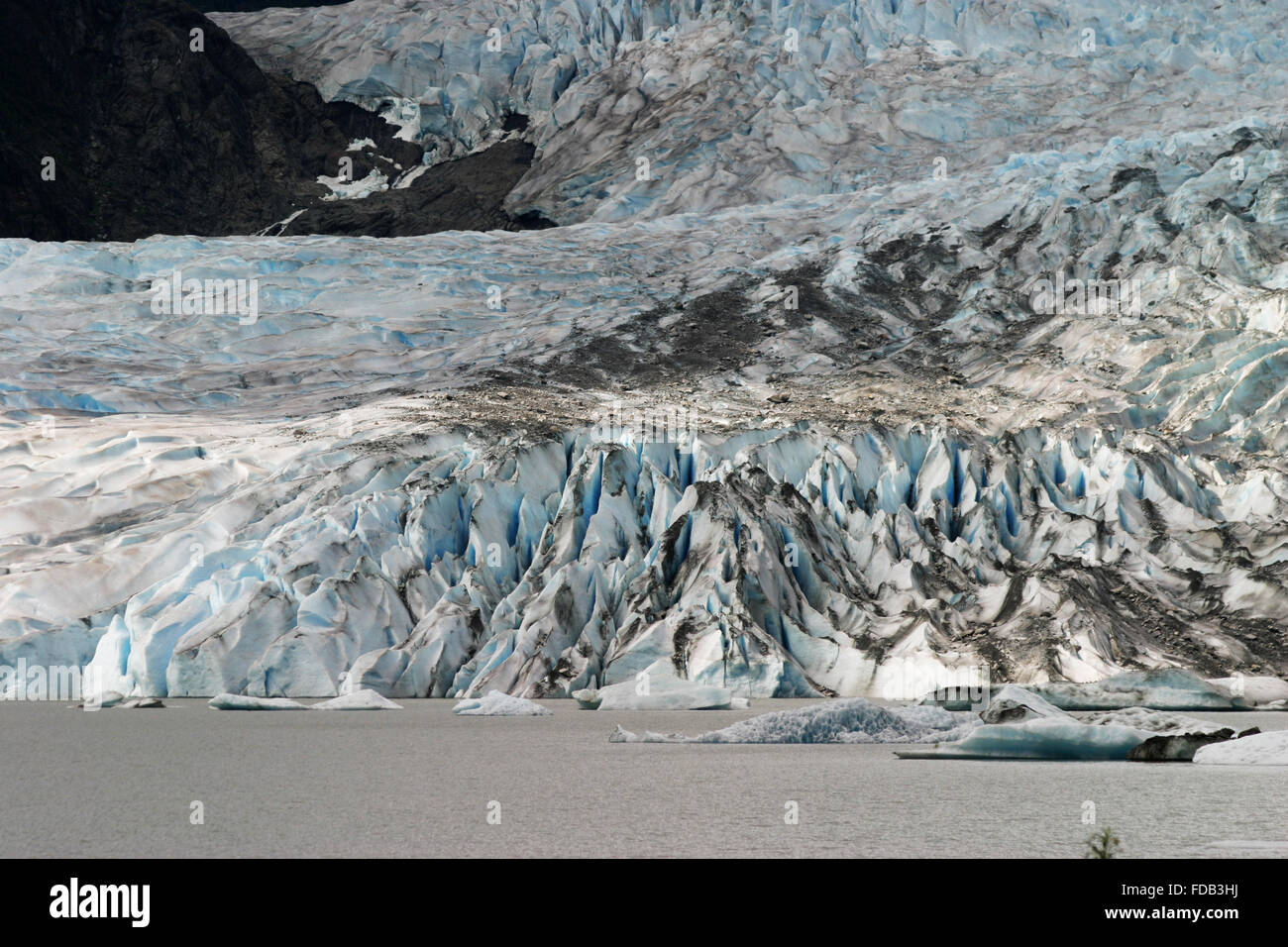 Mendenhall Gletscher von Juneau Icefield hautnah, fließt in den Mendenhall Lake, in der Nähe von Juneau, Alaska Stockfoto