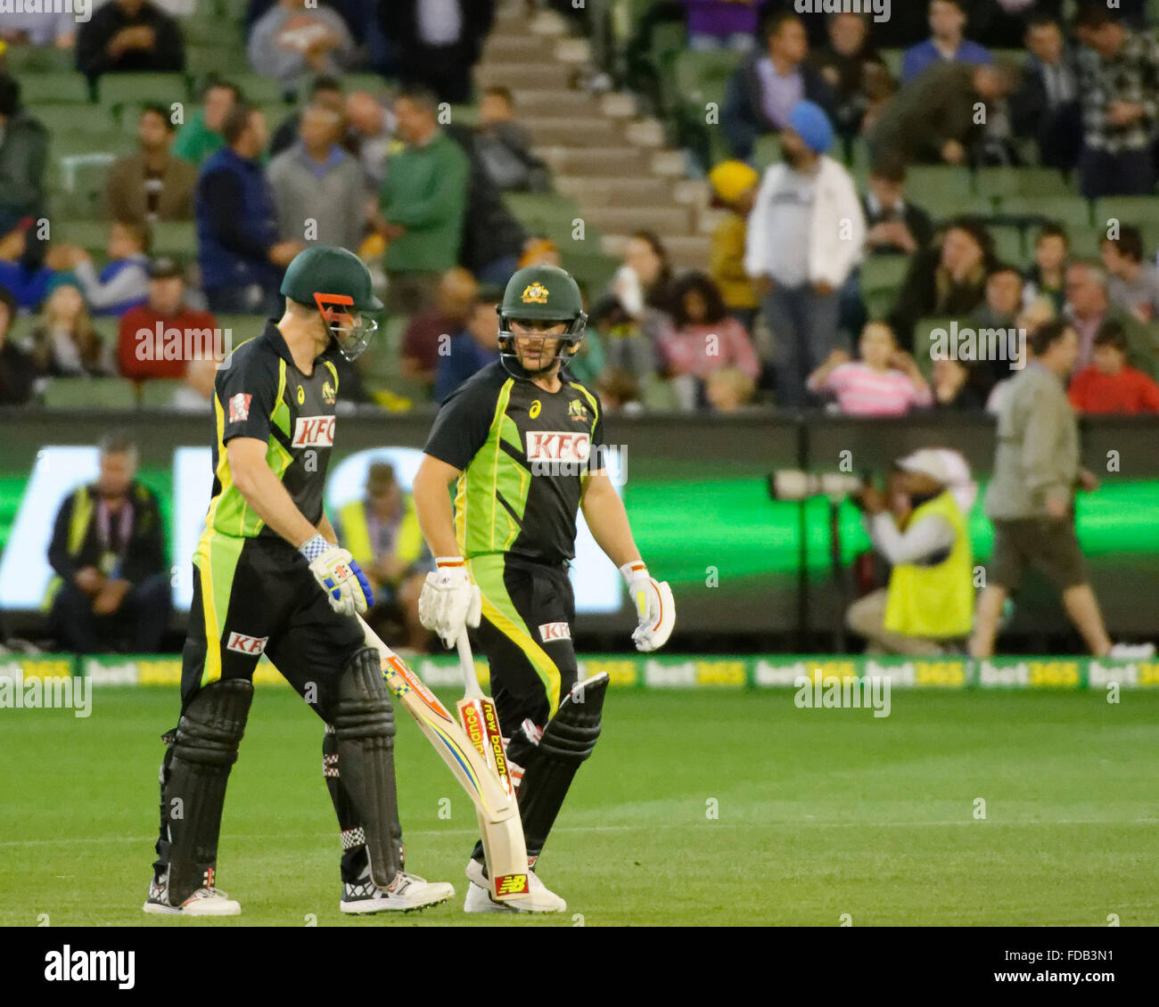 Melbourne, Australien. 29. Januar 2016. Shaun Marsh und Aaron Finch (AUS) zu Fuß, um für 20 Overs auf dem Melbourne Cricket Ground für die Twenty20 International Series zwischen Australien und Indien an der Melbourne Cricket Ground in Melbourne zu schlagen. Indien gewann die Serie 2: 0 Gutschrift: Action Plus Sport/Alamy Live News Stockfoto