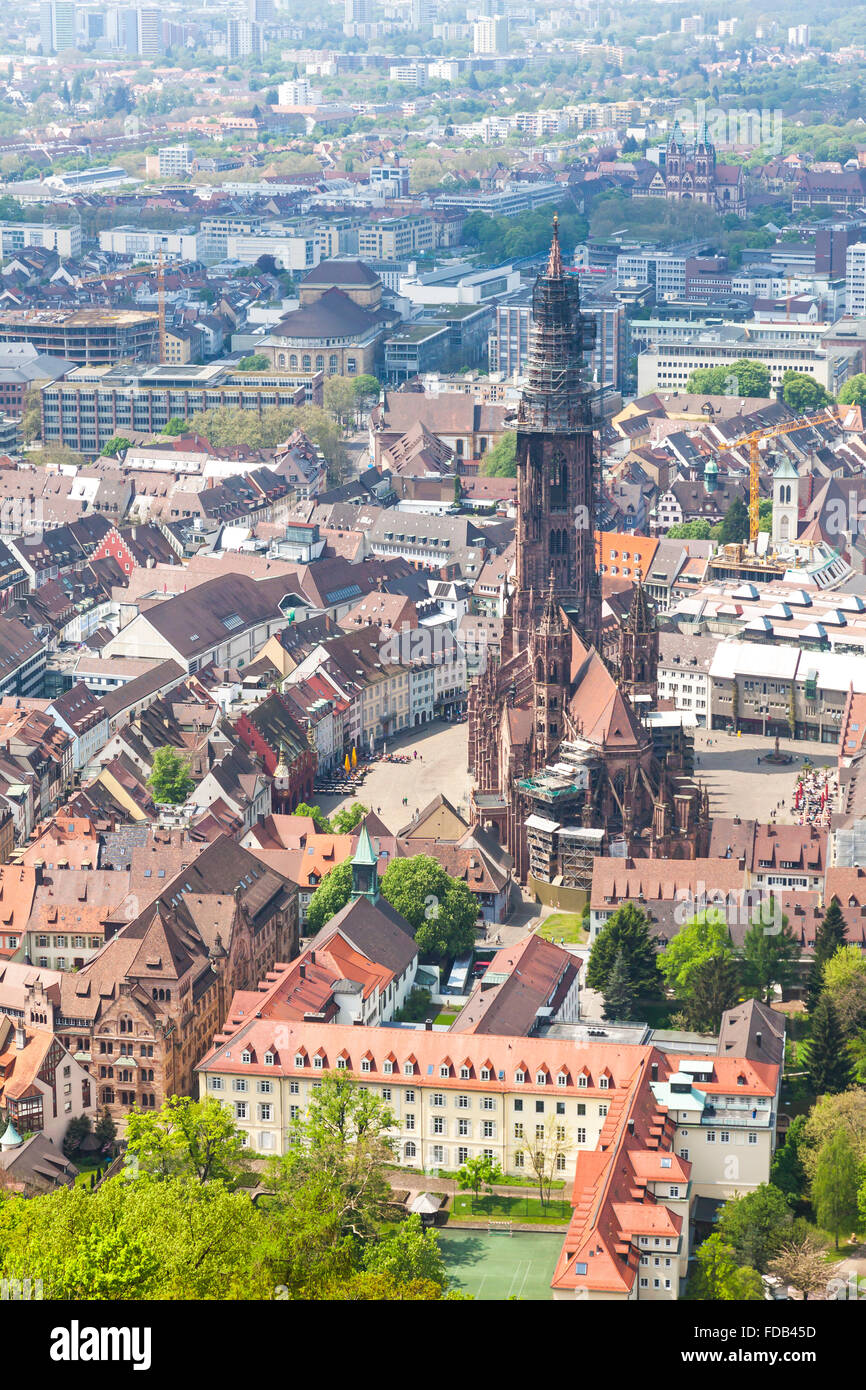 Luftaufnahme der Stadt Freiburg Im Breisgau, Deutschland. Freiburger Münster und Altstadt in der Mitte zu sehen Stockfoto