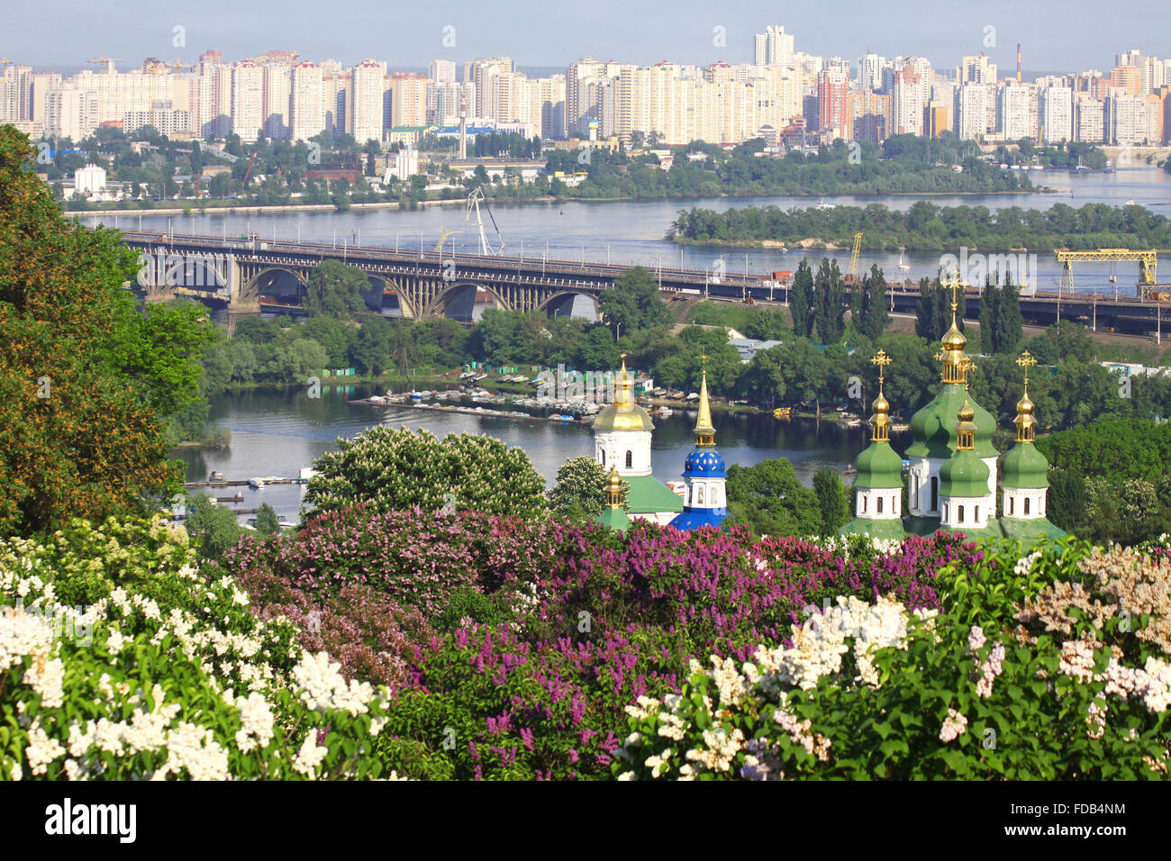Kiew Botanischer Garten im Frühjahr. Blick auf das Vydubichi Kloster und linken Ufer des Dnjepr. Kiew, Ukraine Stockfoto