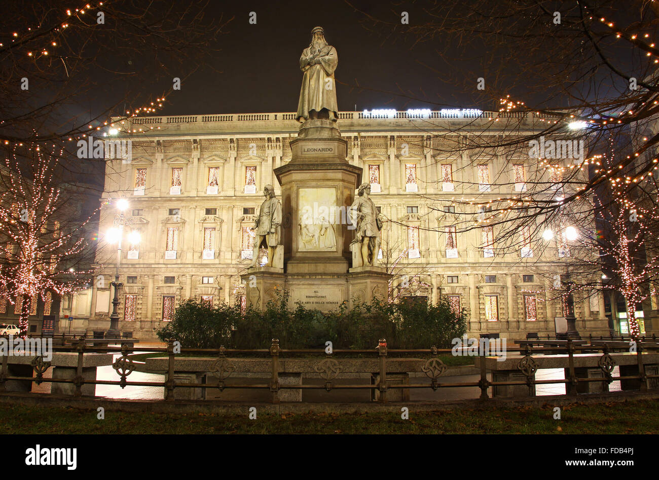 Leonardo da Vincis Denkmal auf Piazza Della Scala in der Nacht. Mailand, Italien Stockfoto
