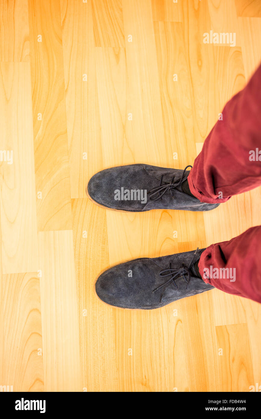Über Ansicht eines Mannes mit schwarzen Schuhen Stockfoto