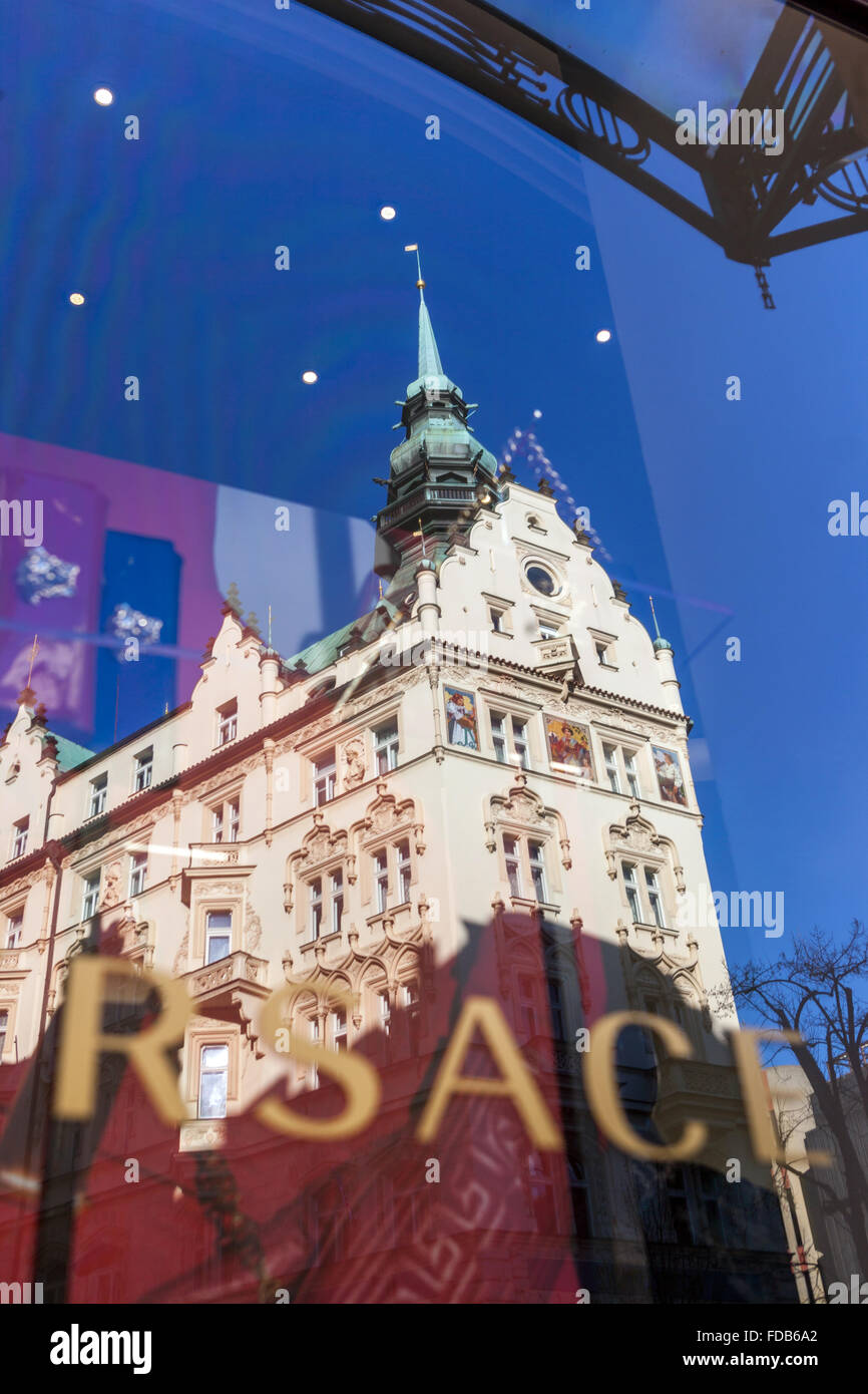 Hotel Pariz ist ein 5-Sterne-Luxus-Jugendstil-Hotel in Prag, Reflexion an der Versace-Schaufenster. Tschechische Republik Stockfoto