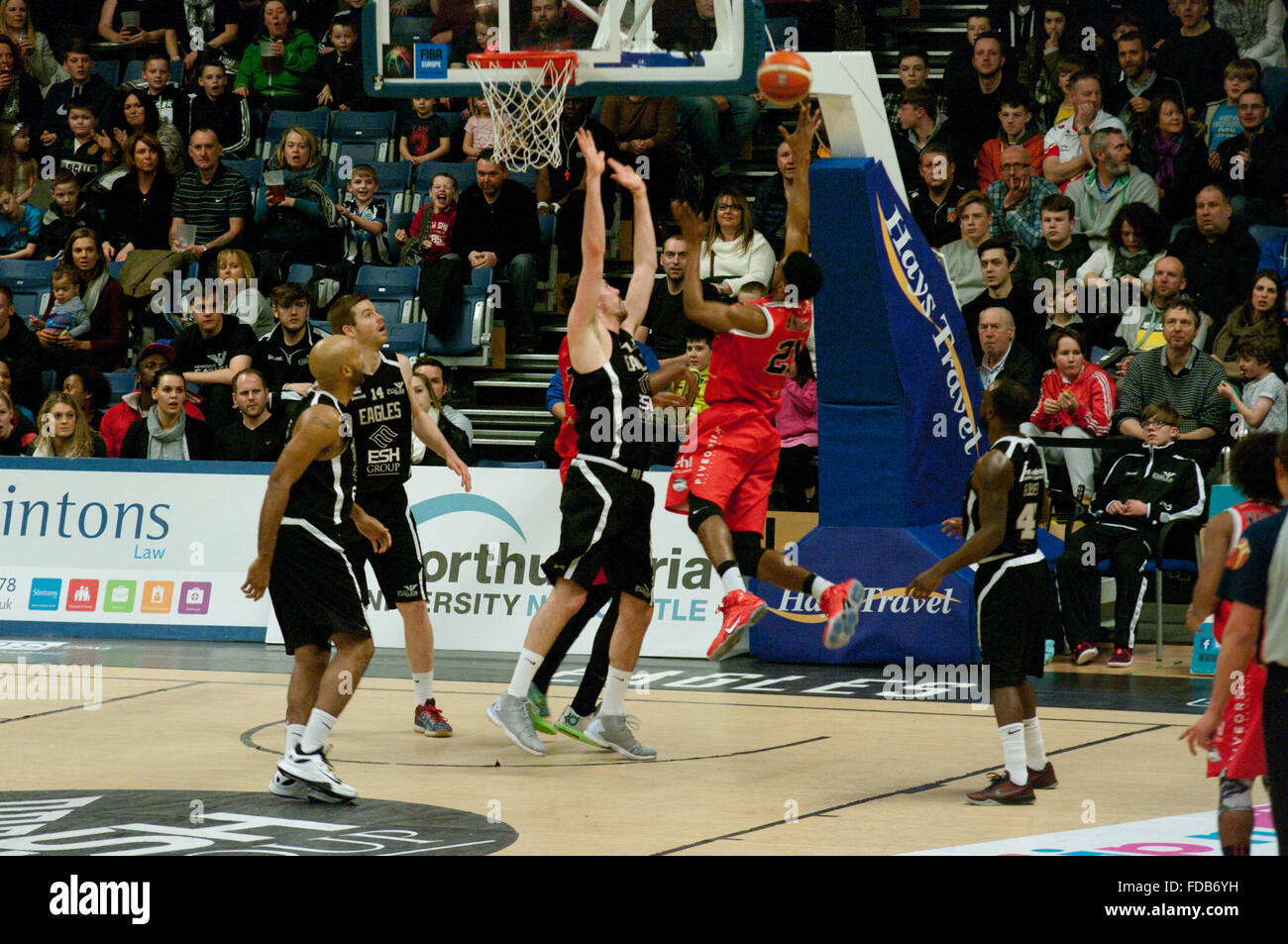 Newcastle Upon Tyne, UK, 29. Januar 2016, Jamell Anderson von Leicester Reiter springen, um auf den Korb während ihres britischen Basketball-Meisterschaft-Spiel gegen Newcastle Eagles im Central Sport schießen. Andrew Thomson versucht, die Aufnahme zu blockieren. Bildnachweis: Colin Edwards / Alamy Live News Stockfoto