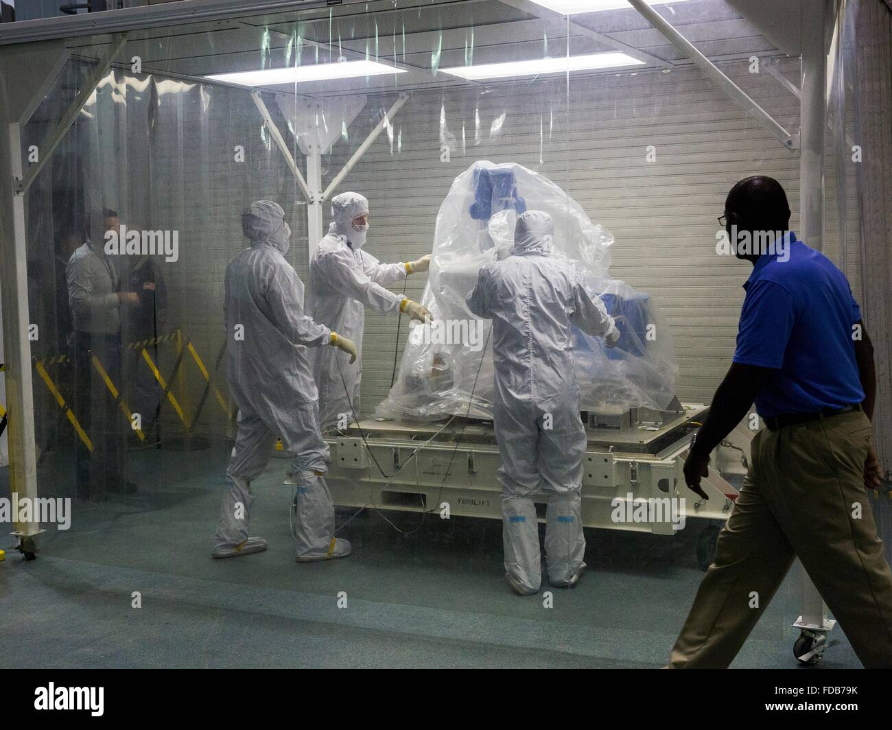 Techniker bereiten die Salbei 111 Satelliten in einem Reinraum im NASA Langley Research Center für den Versand zum Kennedy Space Center 18. November 2015 in Hampton, Virginia. Stockfoto