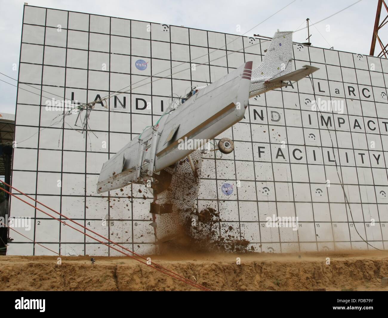 Ein Flugzeug Cessna 172 entfällt auf den Beton aus 82 Füßen an der Landung und Auswirkungen Forschungseinrichtung an der NASA Langley Research Center 26. Juli 2015 in Hampton, Virginia. Dieser Test soll allgemeine Luftfahrt emergency Locator Beacons zu verbessern, die oft nach einem Absturz nicht und sind entscheidend für Suche und Rettung. Stockfoto