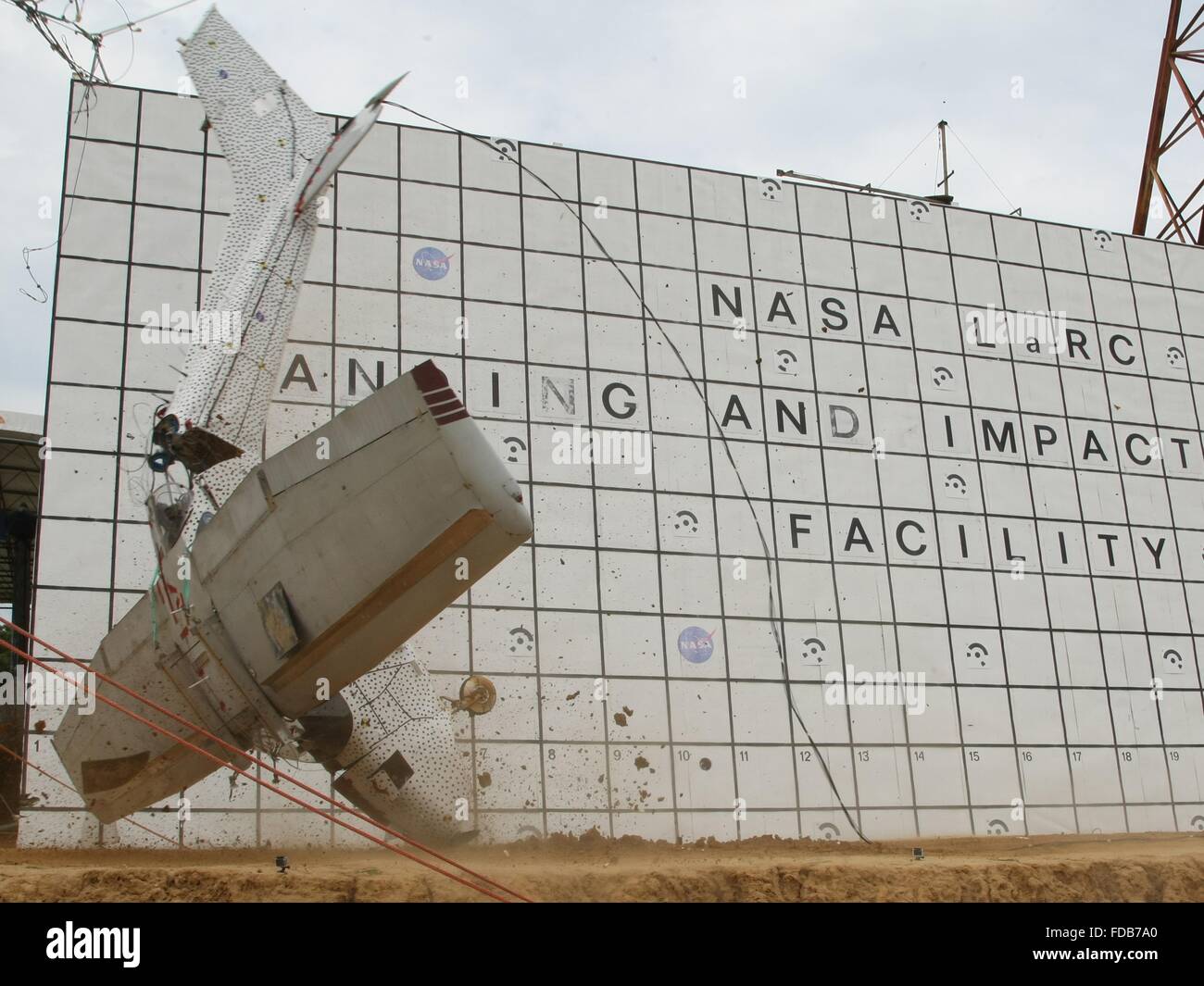 Ein Flugzeug Cessna 172 entfällt auf den Beton aus 82 Füßen an der Landung und Auswirkungen Forschungseinrichtung an der NASA Langley Research Center 26. Juli 2015 in Hampton, Virginia. Dieser Test soll allgemeine Luftfahrt emergency Locator Beacons zu verbessern, die oft nach einem Absturz nicht und sind entscheidend für Suche und Rettung. Stockfoto