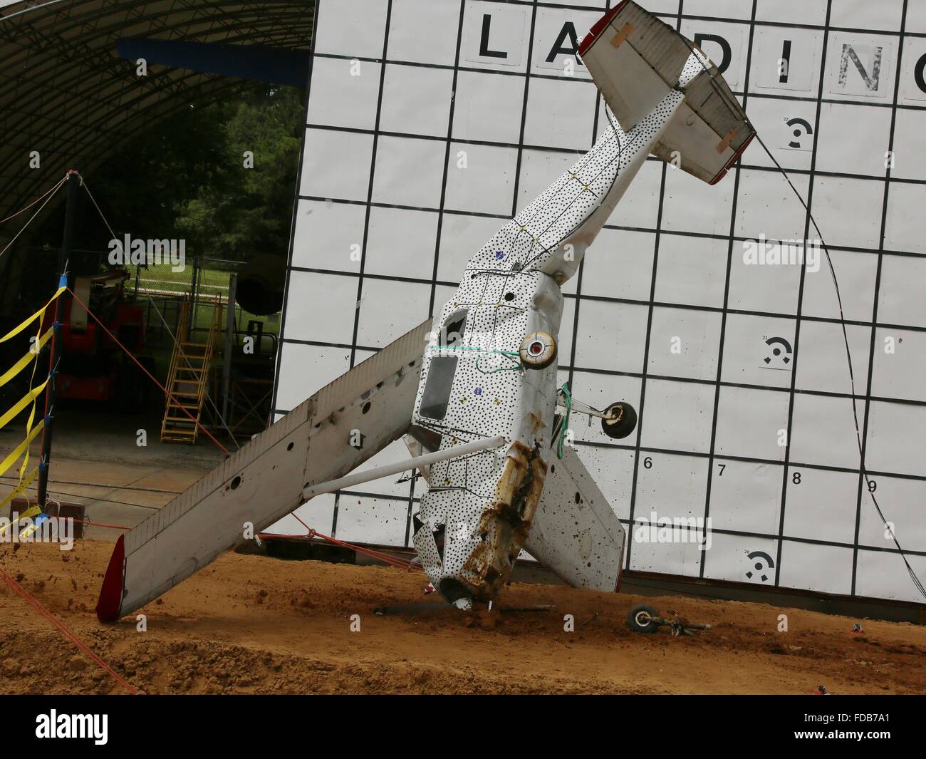 Ein Flugzeug Cessna 172 entfällt auf den Beton aus 82 Füßen an der Landung und Auswirkungen Forschungseinrichtung an der NASA Langley Research Center 29. Juli 2015 in Hampton, Virginia. Dieser Test soll allgemeine Luftfahrt emergency Locator Beacons zu verbessern, die oft nach einem Absturz nicht und sind entscheidend für Suche und Rettung. Stockfoto