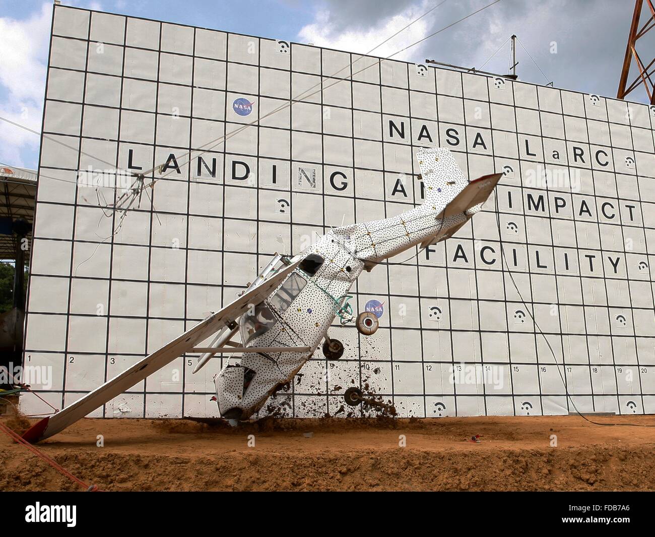 Ein Flugzeug Cessna 172 entfällt auf den Beton aus 82 Füßen an der Landung und Auswirkungen Forschungseinrichtung an der NASA Langley Research Center 29. Juli 2015 in Hampton, Virginia. Dieser Test soll allgemeine Luftfahrt emergency Locator Beacons zu verbessern, die oft nach einem Absturz nicht und sind entscheidend für Suche und Rettung. Stockfoto