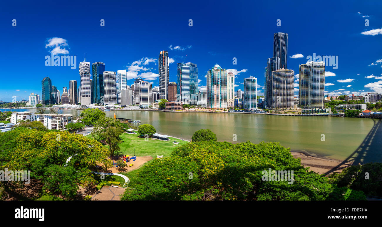 BRISBANE, AUS - 18. November 2015: Panoramablick auf die Skyline von Brisbane und den Fluss. Es ist Australiens drittgrößte Stadt, Hauptstadt von Q Stockfoto