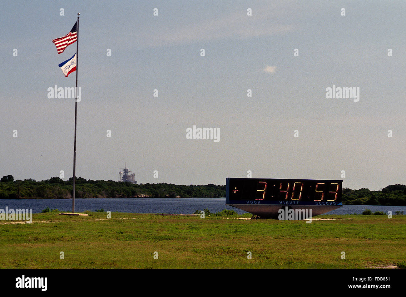 Merritt Island, Florida, USA, 28. April 1991 die Mission Uhr 3 Stunden und 40 Minuten nach dem Start des Shuttle "Discovery". Mission: Department of Defense, AFP-675; IBSS; Thermen-II Space Shuttle: Entdeckung Startrampe: 39A gestartet: 28. April 1991, 11:33:14 UTC Landeplatz: Kennedy Space Center, Florida Landung: 6. Mai 1991, 2:55:37 UTC Mission Dauer: 8 Tage, 7 Stunden, 22 Minuten, 23 Sekunden Umlaufbahn Höhe: 190 Seemeilen Orbit Neigung: 57 Grad Credit: Mark Reinstein Stockfoto