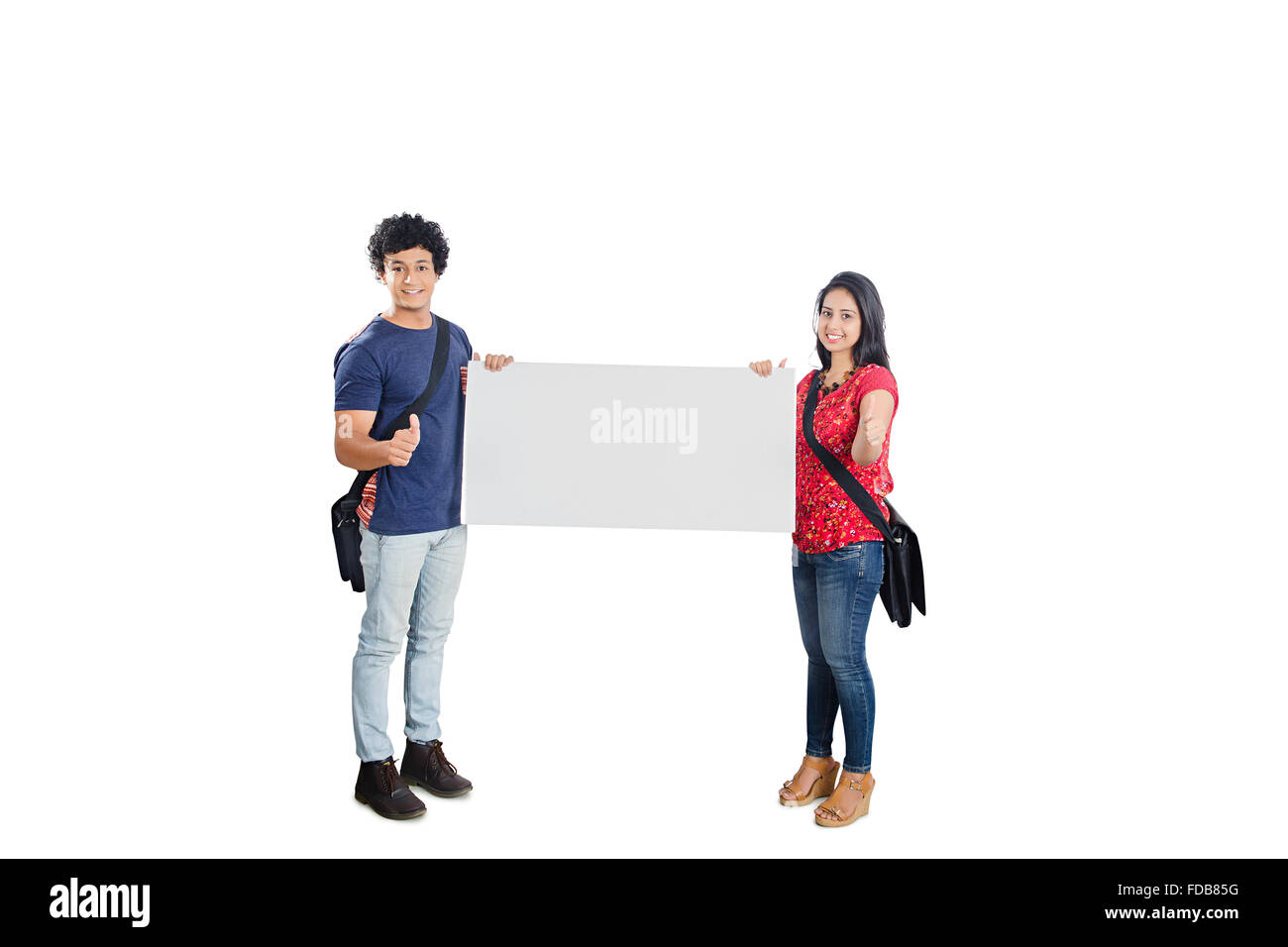 2 jugendliche Freunde Student Ständigen holding Message Board und Daumen nach oben zeigt Stockfoto