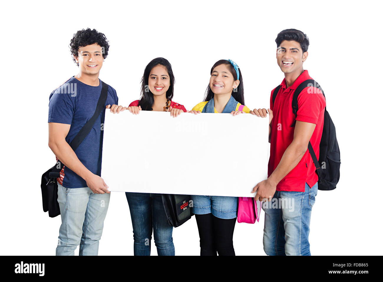 4 Teenager Freunde Student ständigen Message Board angezeigt Stockfoto