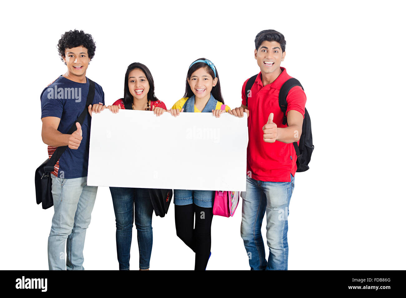 4 Teenager Freunde Student Ständigen holding Message Board und Daumen nach oben zeigt Stockfoto