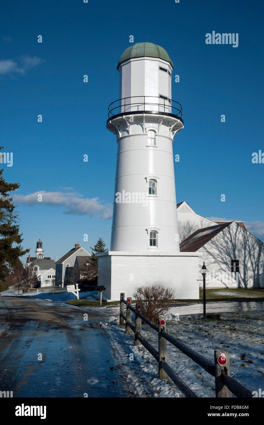 Winter Eis und Schnee umgeben das Cape Elizabeth Bereich Lichter in Maine. Der westliche Turm (Vordergrund) hat mit einer Kappe bedeckt worden und ist nicht aktiv. Stockfoto