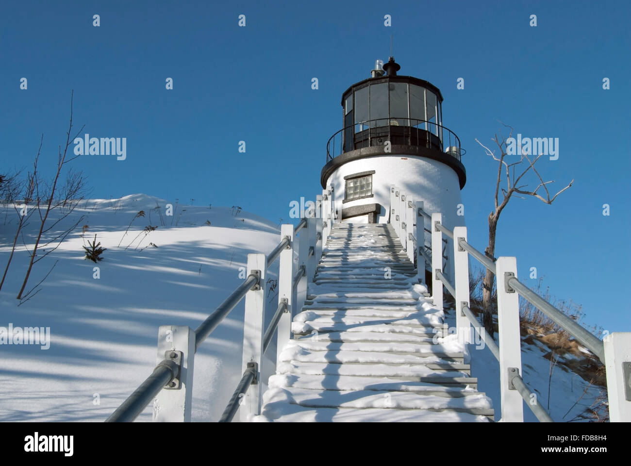 Schnee bedeckt Treppe führt Owl es Head Light in Maine. Stockfoto
