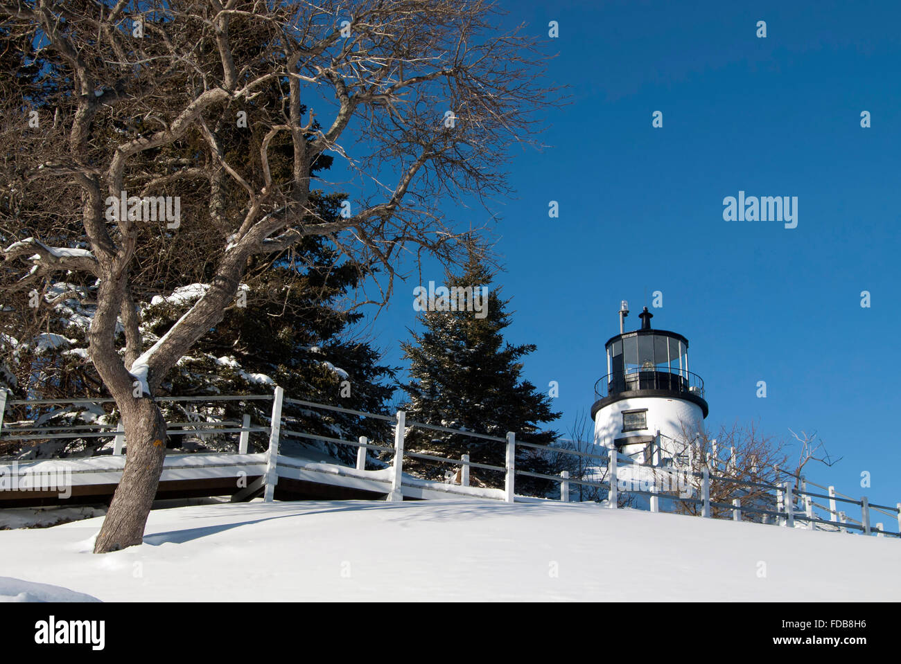 Owls Head Leuchtturm im Schnee in Maine bedeckt. Stockfoto